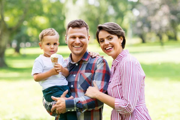 Yaz parkında mutlu bir aile — Stok fotoğraf