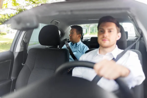 Männlicher Beifahrer und Autofahrer mittleren Alters — Stockfoto