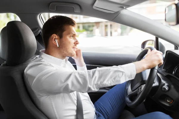 Hombre o conductor con auriculares inalámbricos coche de conducción —  Fotos de Stock