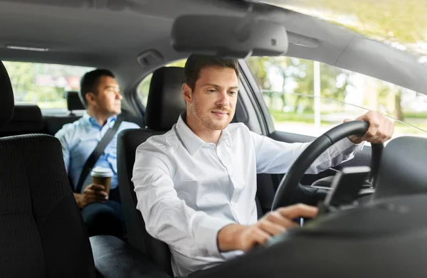 Motorista do sexo masculino carro de condução com passageiro — Fotografia de Stock