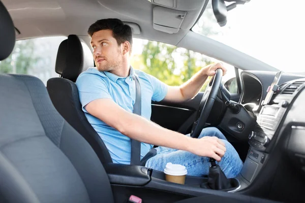 Homme ou conducteur conduisant une voiture et regardant en arrière — Photo