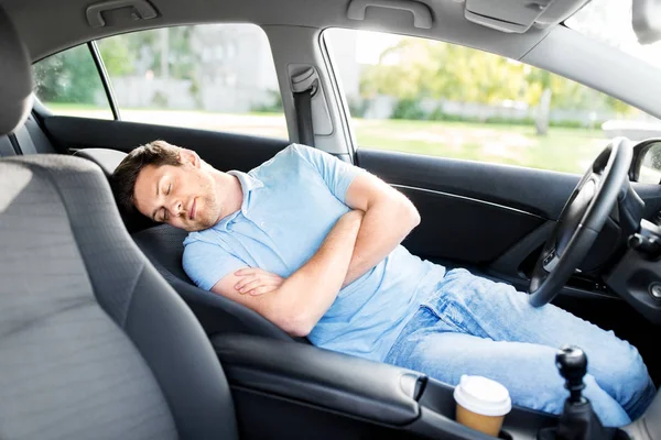 Zmęczony mężczyzna lub kierowca śpi w samochodzie — Zdjęcie stockowe