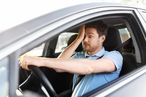 Müder, schläfriger Mann oder Fahrer am Steuer — Stockfoto