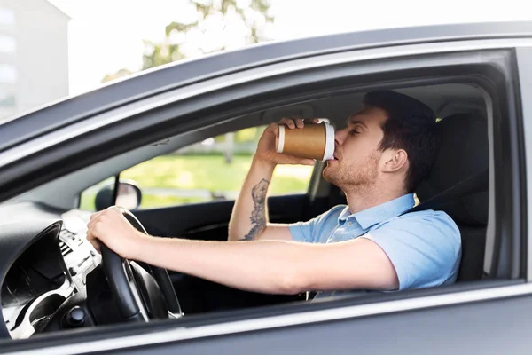 Homem cansado dirigindo carro e beber café — Fotografia de Stock