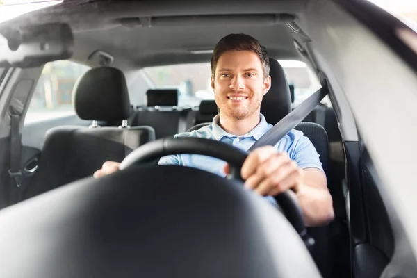 Χαμογελαστός άνδρας ή οδηγός οδήγησης αυτοκινήτου — Φωτογραφία Αρχείου