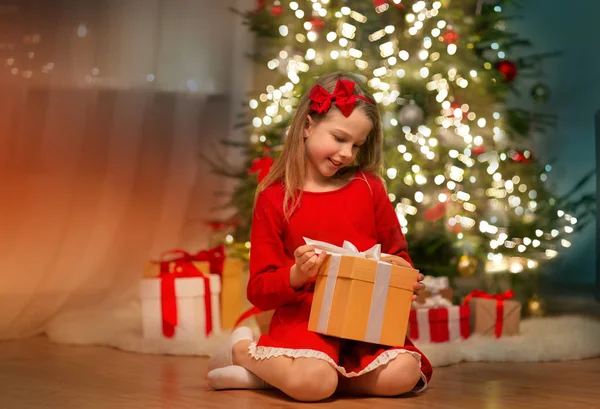 Noel hediyesi evde ile gülümseyen kız — Stok fotoğraf