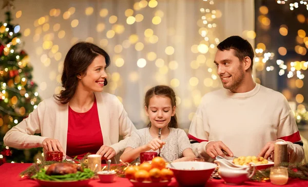 Boldog család karácsonyi vacsora otthon Stock Kép