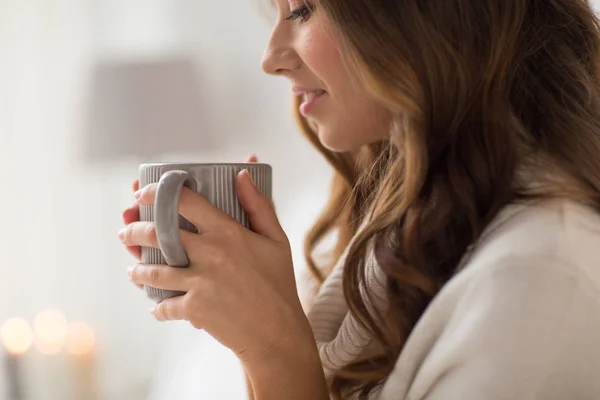 Primer plano de la mujer feliz con la taza de café en casa — Foto de Stock