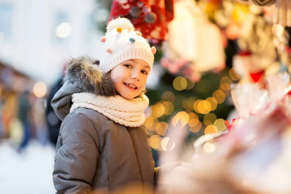 Ευτυχισμένο μικρό κορίτσι στην Χριστουγεννιάτικη αγορά το χειμώνα — Φωτογραφία Αρχείου