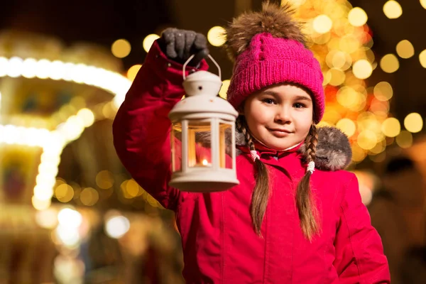 Szczęśliwy dziewczynka na Boże Narodzenie z rynku latarni — Zdjęcie stockowe