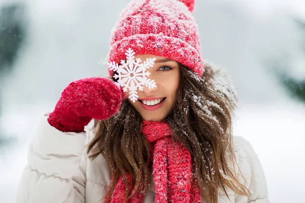 Porträtt av tonårs flicka med snowflake på vintern — Stockfoto