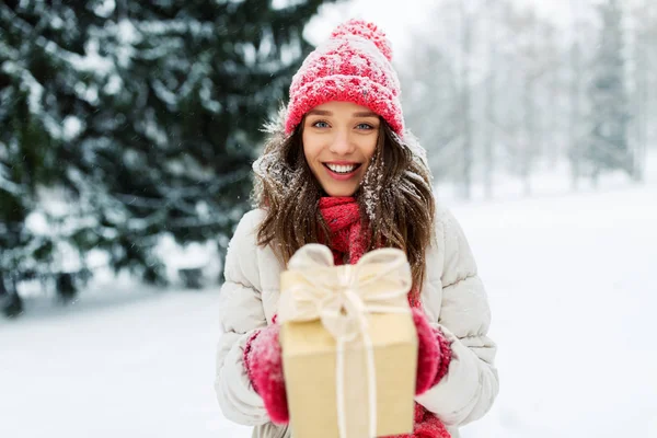 Ευτυχισμένη νεαρή γυναίκα με χριστουγεννιάτικο δώρο το χειμώνα — Φωτογραφία Αρχείου