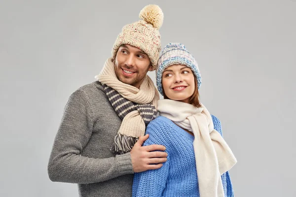 Glückliches Paar in Winterkleidung — Stockfoto