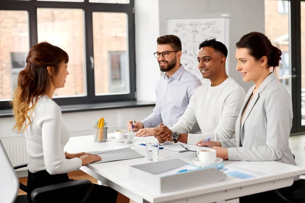 Recrutadores que têm entrevista de emprego com empregado — Fotografia de Stock