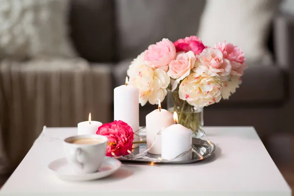 Kahve, mumlar, çelenk ve çiçek masada — Stok fotoğraf
