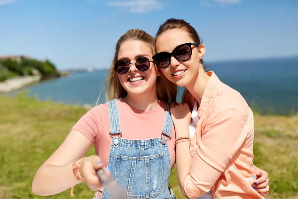 Dospívající dívky nebo přátelé při selfie v létě — Stock fotografie