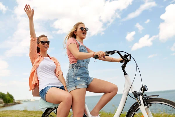 Adolescentes o amigos montar en bicicleta en verano —  Fotos de Stock