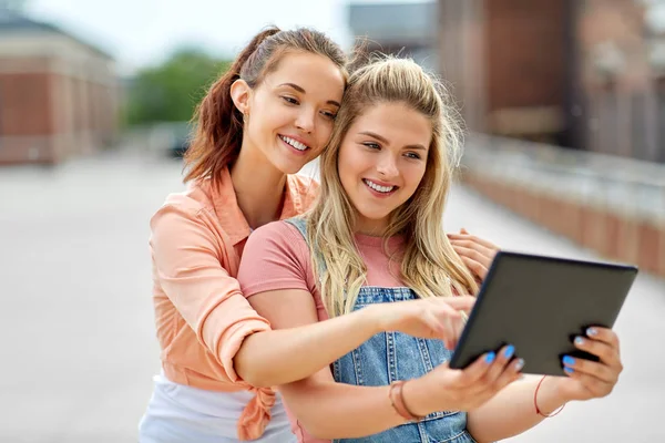 Meninas adolescentes com computador tablet no topo do telhado — Fotografia de Stock