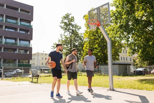 Groupe d'amis masculins va jouer au basket — Photo