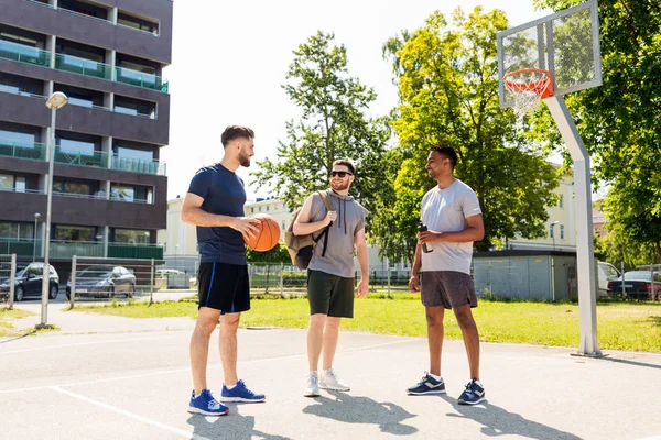 Erkek arkadaş grubu basketbol oynamak için gidiyor — Stok fotoğraf