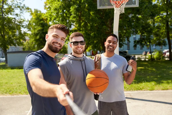 Gelukkig mannen nemen selfie op basketbal speeltuin — Stockfoto