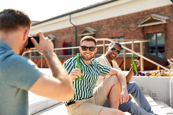 Uomo fotografare amici bere birra sulla strada — Foto Stock