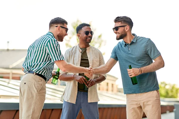 Felizes amigos do sexo masculino beber cerveja na festa no telhado — Fotografia de Stock