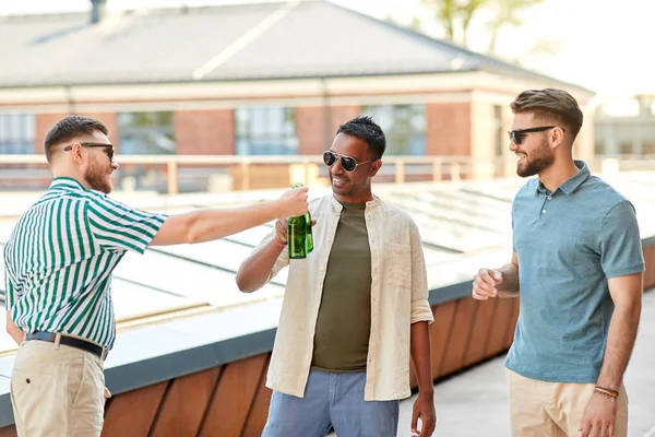 Щасливі чоловіки друзі п'ють пиво на вечірці на даху — стокове фото