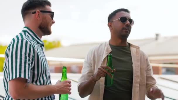 Heureux amis masculins boire de la bière à la fête sur le toit — Video