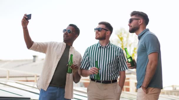 Hombres bebiendo cerveza y tomando selfie por teléfono inteligente — Vídeos de Stock