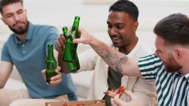 屋上でビールでピザを食べる男性の友人 — ストック動画