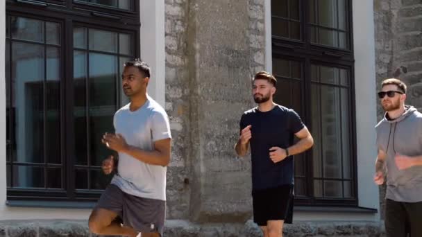 Homens jovens ou amigos homens correndo ao ar livre — Vídeo de Stock