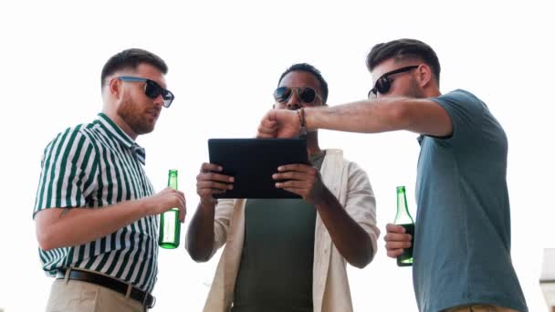 Homens com tablet pc beber cerveja no telhado — Vídeo de Stock