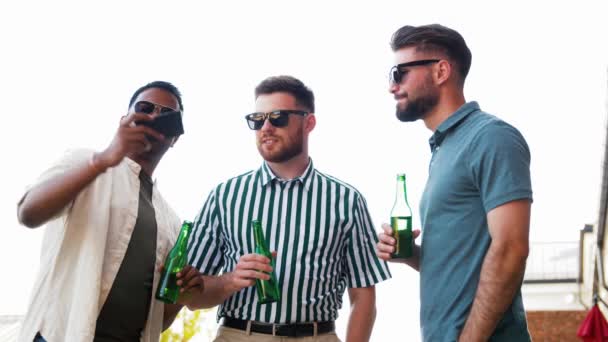 Homens bebendo cerveja e tirando selfie por smartphone — Vídeo de Stock