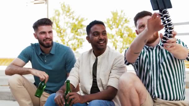 Erkekler bira içip, akıllı telefondan selfie çekiyorlar. — Stok video