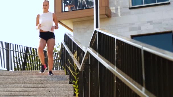 階下を走る若い女性 — ストック動画