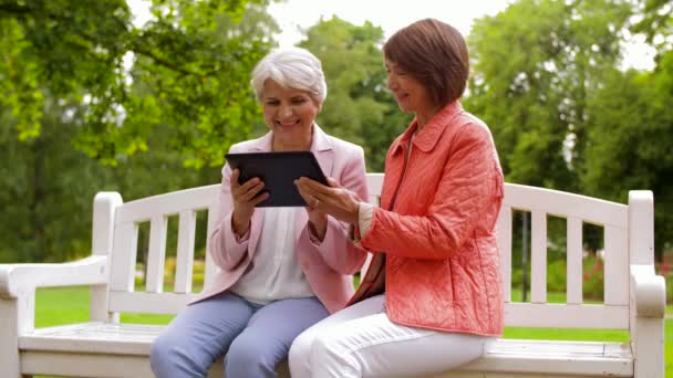 Пожилые женщины с планшетным ПК в летнем парке — стоковое видео