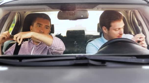 Автомобіль водіння шкільний інструктор навчає чоловіка водія — стокове відео