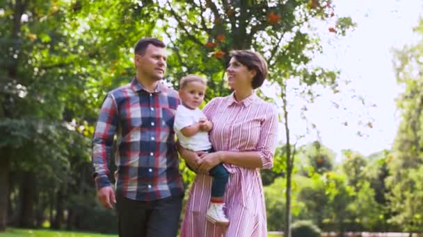 Famille heureuse marchant au parc d'été — Video