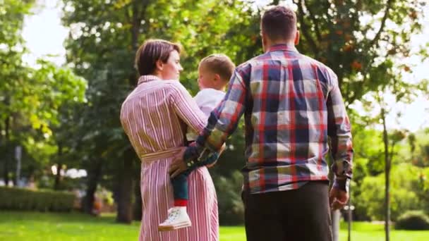 Familia feliz caminando en el parque de verano — Vídeo de stock