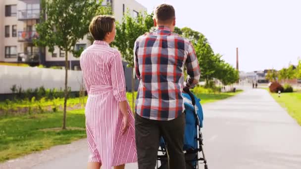 Familie mit Baby im Kinderwagen läuft durch die Stadt — Stockvideo