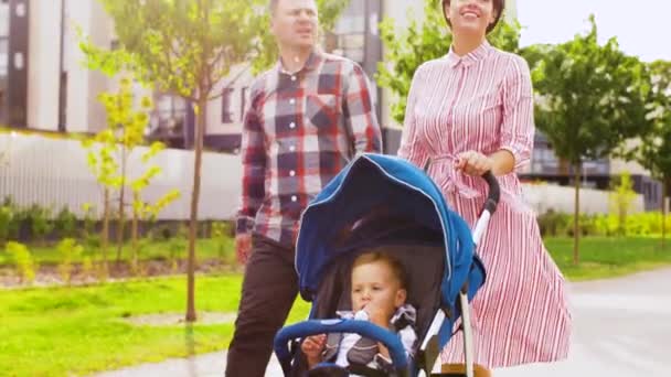 Famille avec bébé en poussette marchant le long de la ville — Video