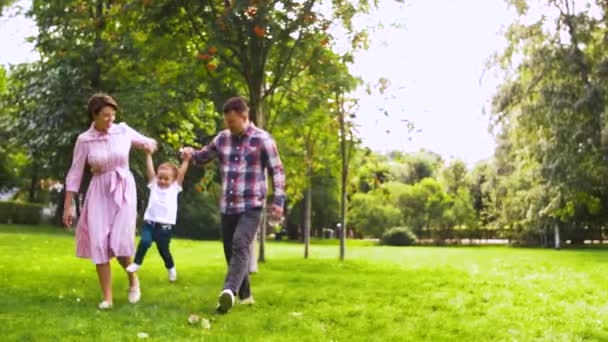 Ευτυχισμένη οικογένεια που διασκεδάζει στο καλοκαιρινό πάρκο — Αρχείο Βίντεο