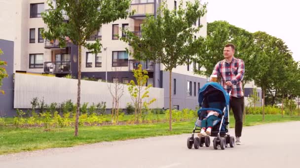 Şehirde bebek arabası ve kahve bebek ile baba — Stok video