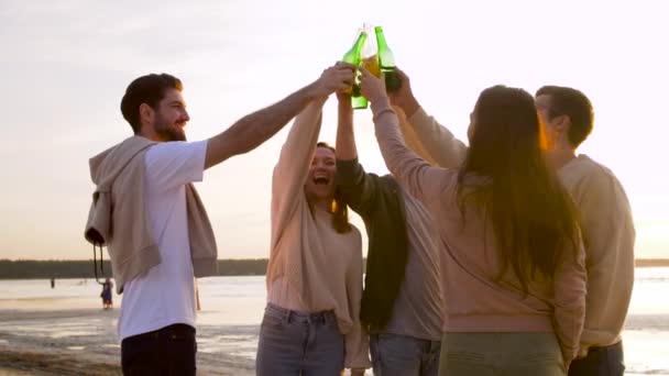 Barátok köszöntő alkoholmentes italok a strandon — Stock videók