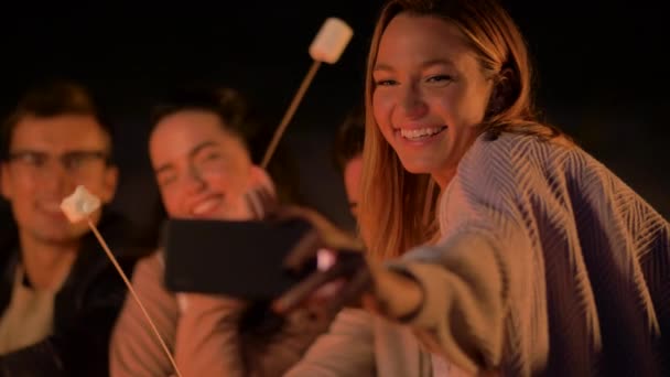 Amigos tomando selfie por smartphone no fogo da noite — Vídeo de Stock