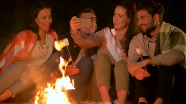 Φίλοι παίρνοντας selfie σε νυχτερινό στρατόπεδο πυρκαγιάς — Αρχείο Βίντεο