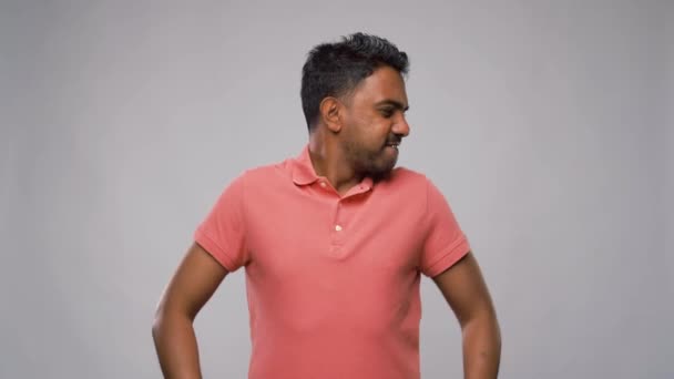 Fiatal indiai férfi tánc át szürke háttér — Stock videók