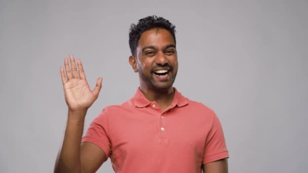 Man zwaaiende hand en het maken van oproep gebaar — Stockvideo
