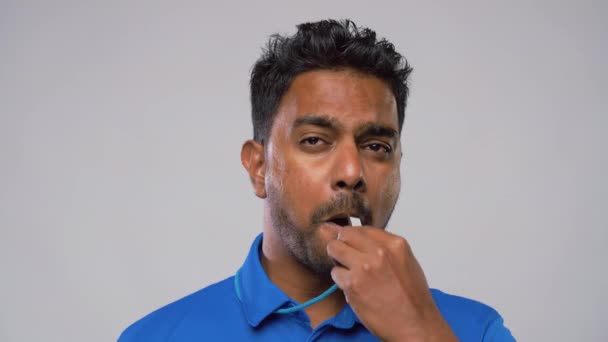 Indiai játékvezető fütyő és mutatja sárga lap — Stock videók